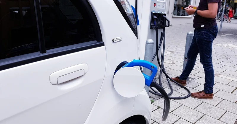 Rechargement automatique ou recharge ponctuelle : le match