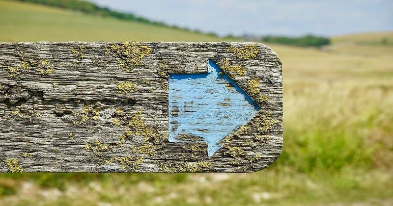Panneau directionnel entreprise : la solution pour vous rendre visible en région nantaise